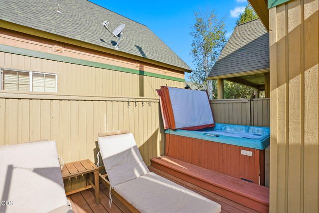 8848 Cliff Swallow Drive, Redmond, OR 97756
