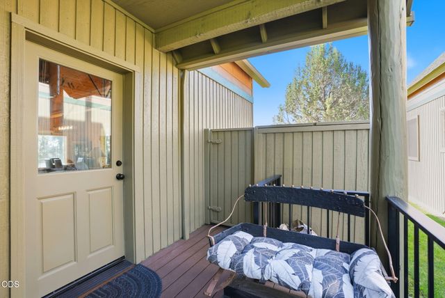 8848 Cliff Swallow Drive, Redmond, OR 97756