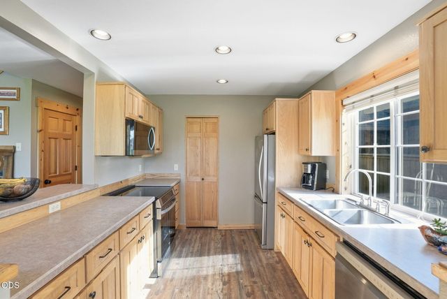 8848 Cliff Swallow Drive, Redmond, OR 97756
