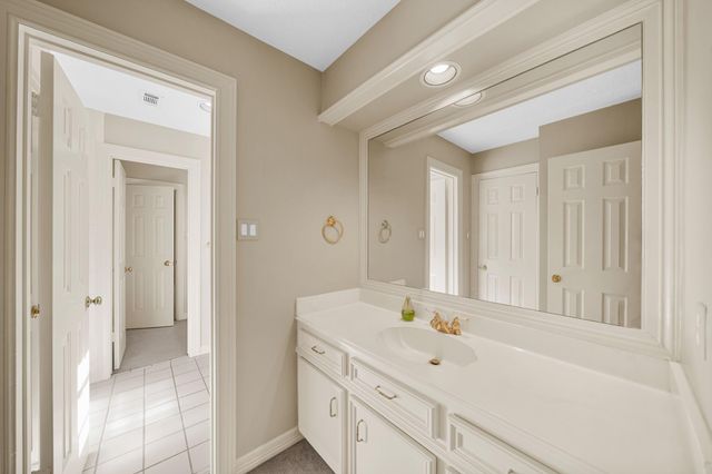 15 Hilshire Grove Lane, Houston, TX 77055