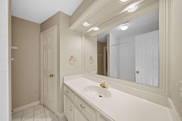 15 Hilshire Grove Lane, Houston, TX 77055
