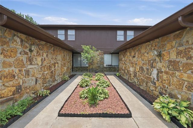 10124 Birkenhead Court 10124-26, Yukon, OK 73099