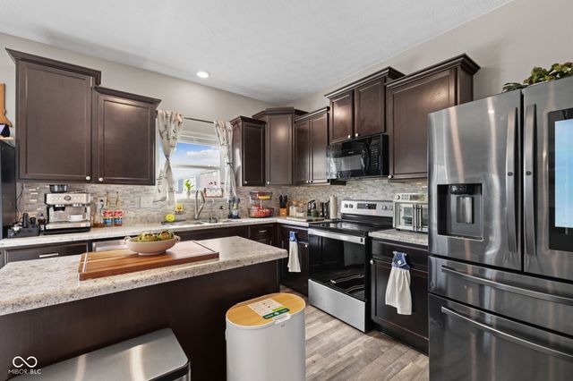 2317 Shadow Trace Way, Greenwood, IN 46143