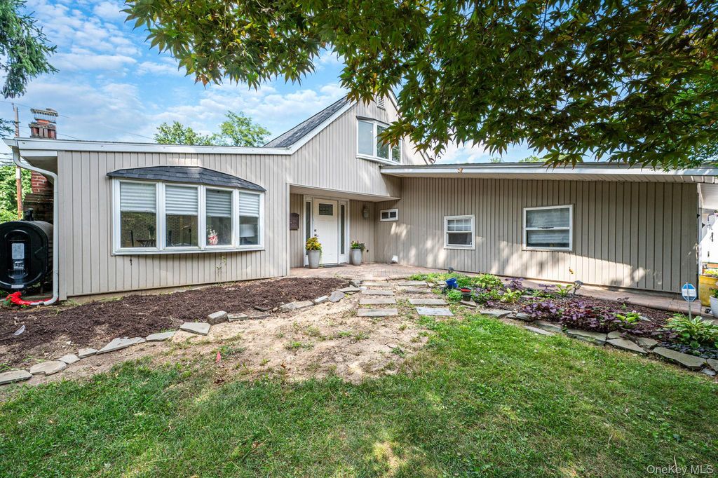 219 Sunflower Lane, Islandia, NY 11749 — photo 4