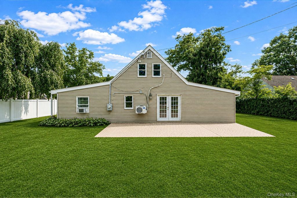 219 Sunflower Lane, Islandia, NY 11749 — photo 5