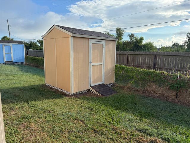 2724 Avenue D Avenue 5, San Leon, TX 77539