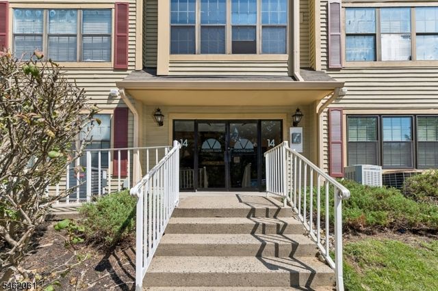 1403 Stoneridge Cir, Helmetta Boro, NJ 08828