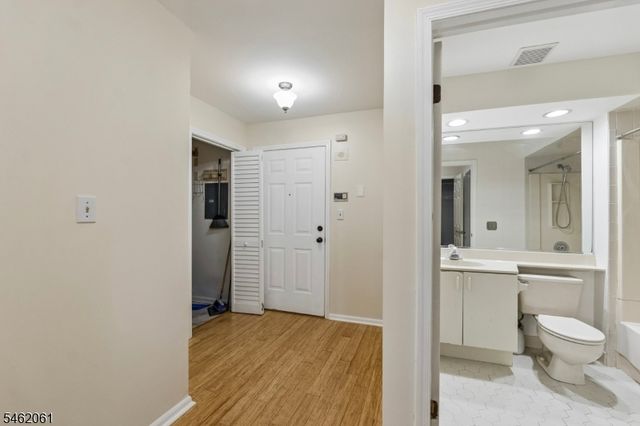 1403 Stoneridge Cir, Helmetta Boro, NJ 08828