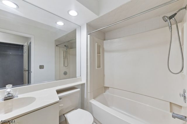 1403 Stoneridge Cir, Helmetta Boro, NJ 08828