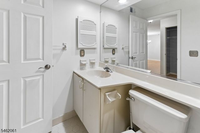 1403 Stoneridge Cir, Helmetta Boro, NJ 08828