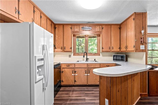 6605 Harrell Drive, Pfafftown, NC 27040