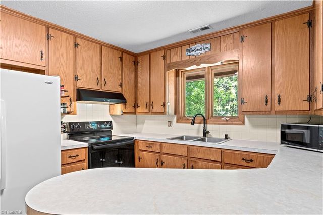6605 Harrell Drive, Pfafftown, NC 27040