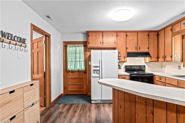 6605 Harrell Drive, Pfafftown, NC 27040