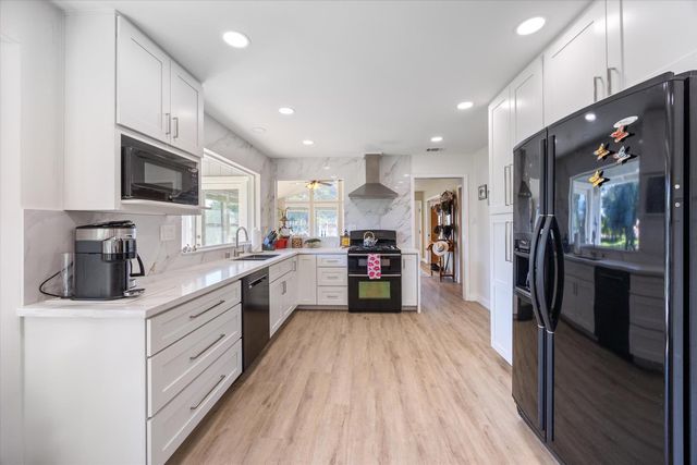 7911 Logan Ln, Penryn, CA 95663