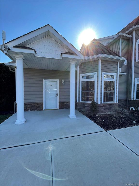 75 Jacqueline Way, North Babylon, NY 11703