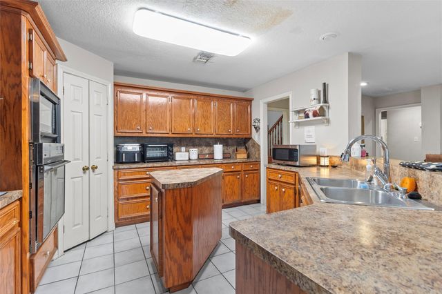 1216 N Walker Road, Cleveland, TX 77328