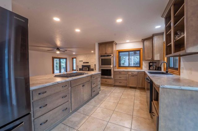 902 Foxwood Drive, Nixa, MO 65714