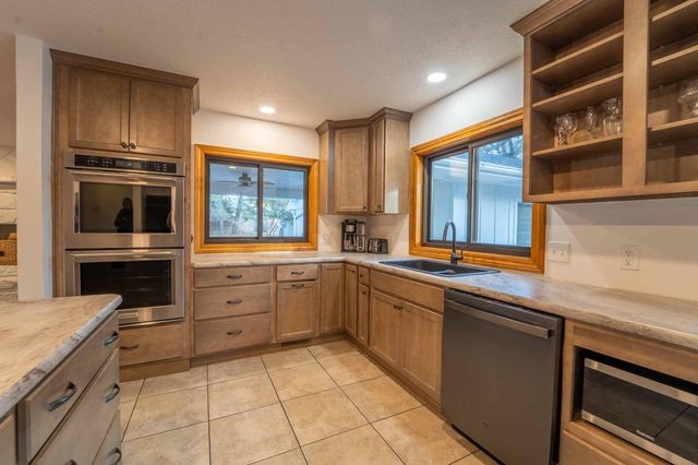 902 Foxwood Drive, Nixa, MO 65714