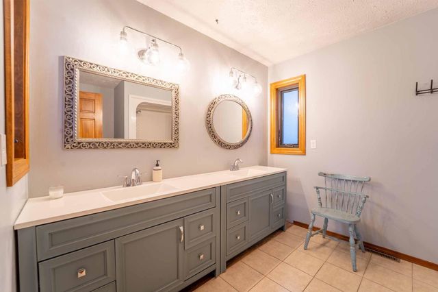 902 Foxwood Drive, Nixa, MO 65714