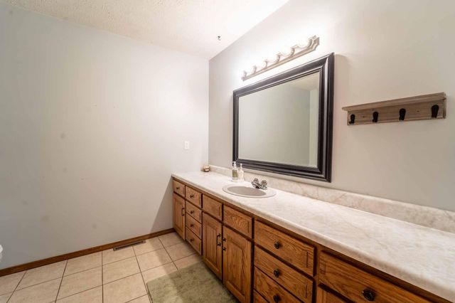 902 Foxwood Drive, Nixa, MO 65714