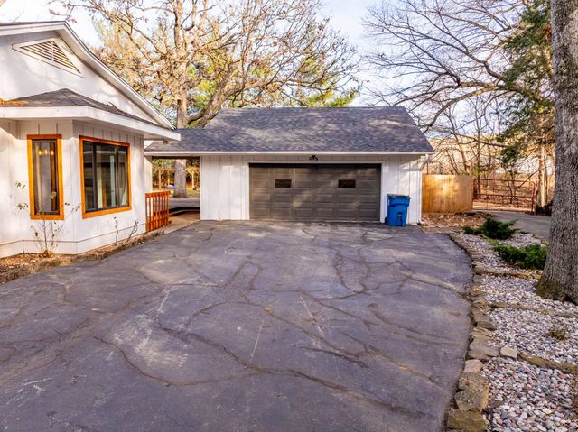 902 Foxwood Drive, Nixa, MO 65714