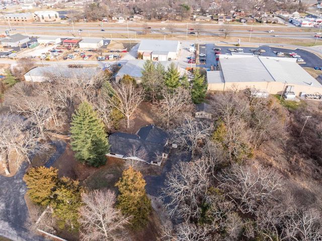 902 Foxwood Drive, Nixa, MO 65714