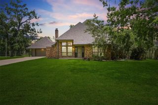 2119 Oakwood Drive, Clute, TX 77531