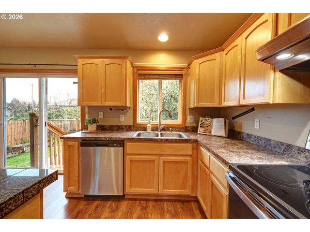 682 Nw 9TH St, Warrenton, OR 97146