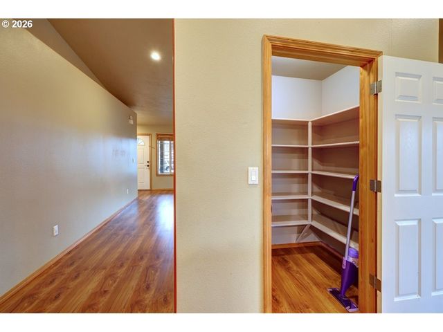 682 Nw 9TH St, Warrenton, OR 97146