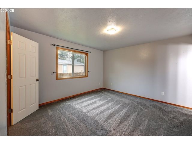 682 Nw 9TH St, Warrenton, OR 97146