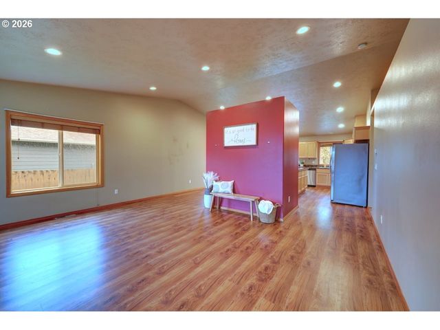 682 Nw 9TH St, Warrenton, OR 97146