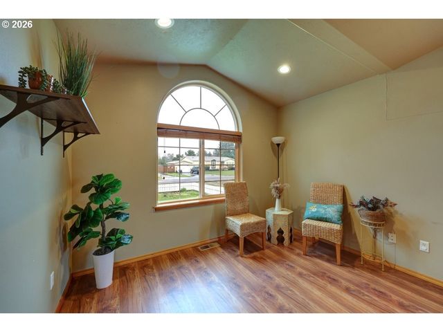 682 Nw 9TH St, Warrenton, OR 97146