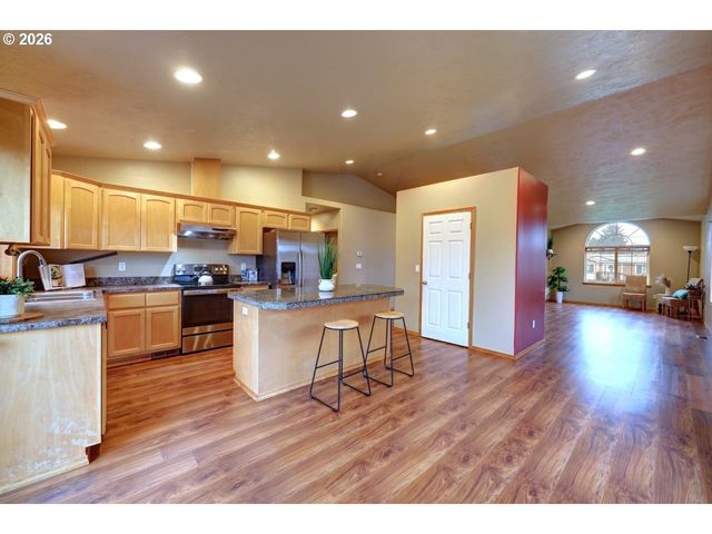 682 Nw 9TH St, Warrenton, OR 97146