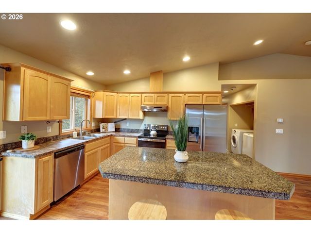 682 Nw 9TH St, Warrenton, OR 97146