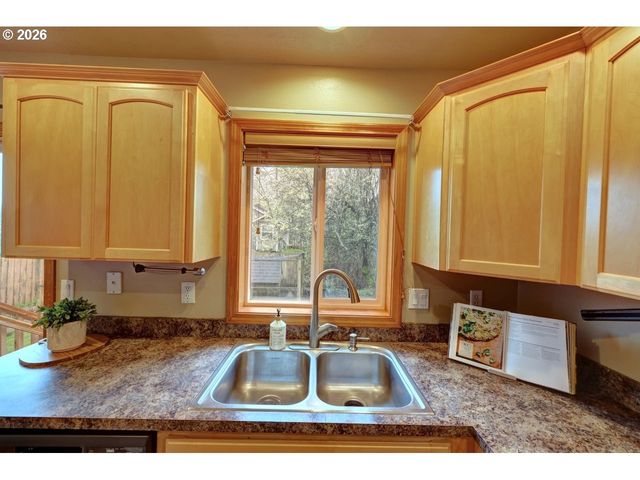 682 Nw 9TH St, Warrenton, OR 97146