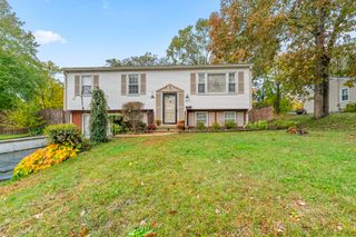8 Holly Tree Lane, New Bedford, MA 02745