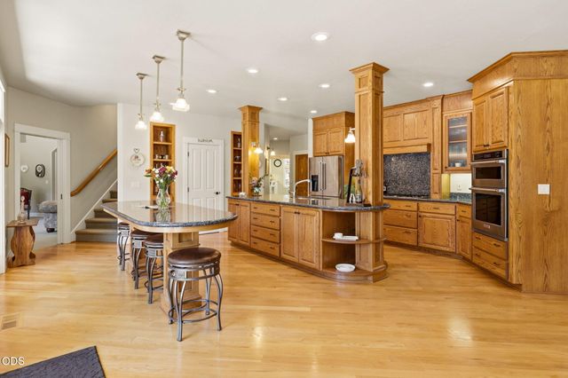 631 Seventh Fairway Drive, Medford, OR 97504