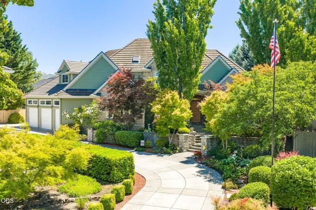 631 Seventh Fairway Drive, Medford, OR 97504