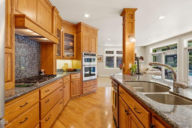 631 Seventh Fairway Drive, Medford, OR 97504