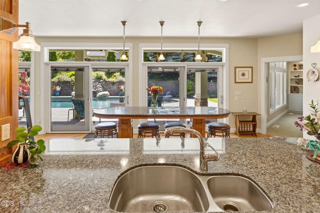 631 Seventh Fairway Drive, Medford, OR 97504