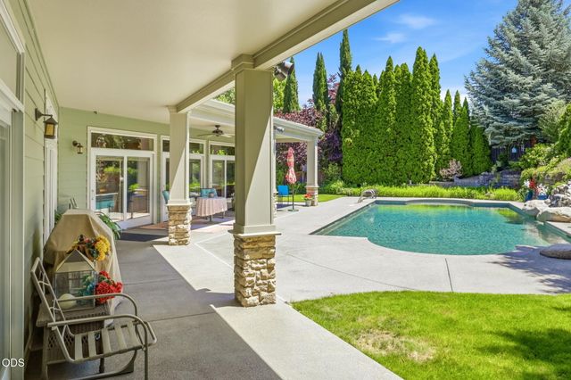 631 Seventh Fairway Drive, Medford, OR 97504