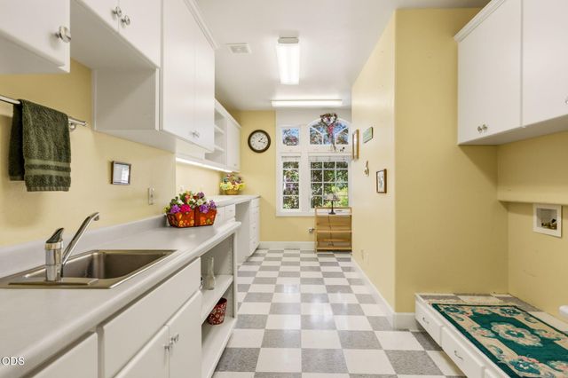 631 Seventh Fairway Drive, Medford, OR 97504