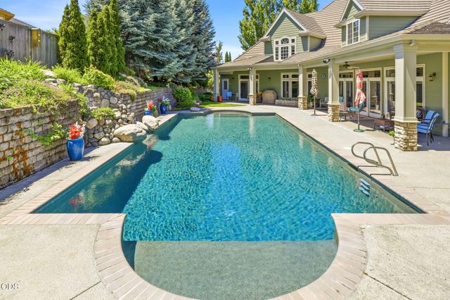 631 Seventh Fairway Drive, Medford, OR 97504