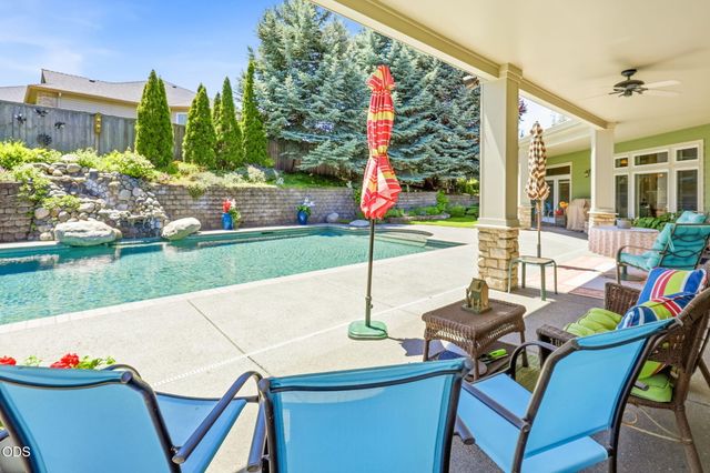 631 Seventh Fairway Drive, Medford, OR 97504
