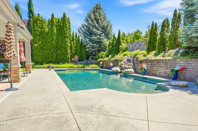 631 Seventh Fairway Drive, Medford, OR 97504