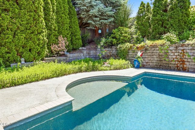 631 Seventh Fairway Drive, Medford, OR 97504