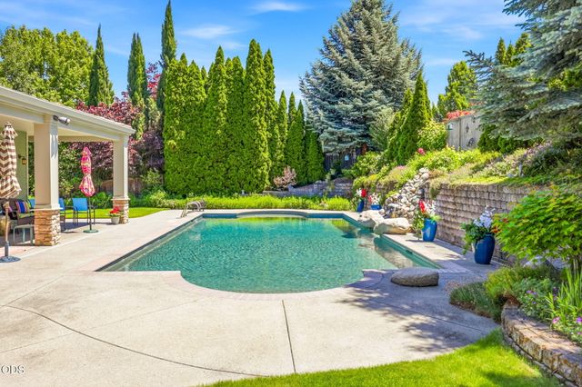 631 Seventh Fairway Drive, Medford, OR 97504