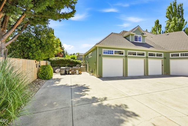 631 Seventh Fairway Drive, Medford, OR 97504