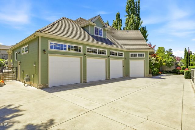 631 Seventh Fairway Drive, Medford, OR 97504