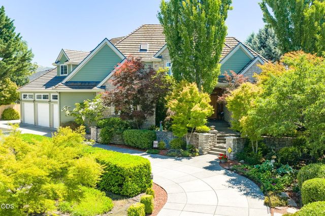 631 Seventh Fairway Drive, Medford, OR 97504